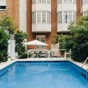 Отель Gran Derby Suites, A Small Luxury Of The World, Барселона